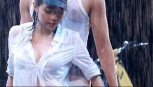 Hễ thất tình là sao Việt... tắm mưa