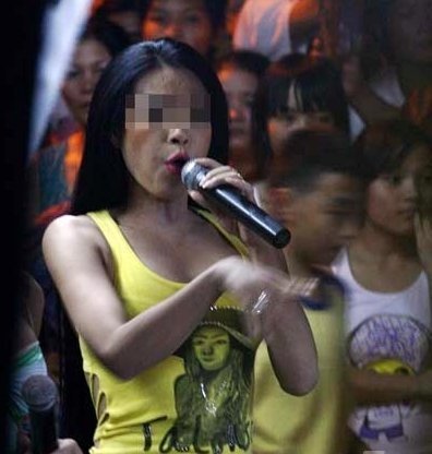 U60 'nóng mặt' khi con nhảy theo nhạc Hàn