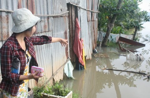 Nửa đêm đang ngủ, giường trôi xuống sông