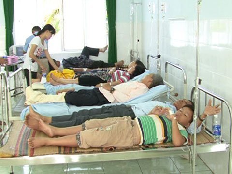 Côn đồ rút kiếm rượt bác sĩ, náo loạn bệnh viện