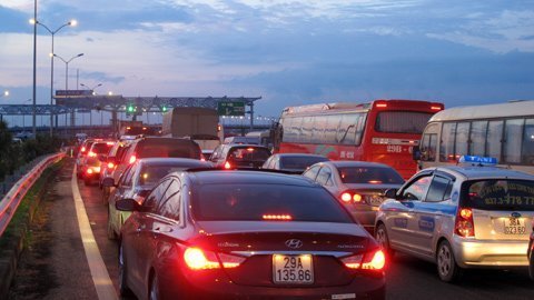 Ùn tắc ngày đầu thu phí cao tốc Cầu Giẽ - Ninh Bình