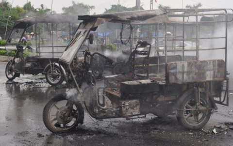Hà Nội: Xô xát, 3 chiếc xe ba gác cháy rụi giữa phố