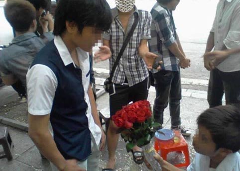 Hai nam sinh quỳ gối tặng hoa giữa phố Hà Nội