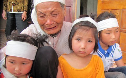 “Trời ơi, sao không để tôi chết thay con!?”