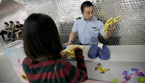 Phát dép lê cho khách đi tàu điện ngầm