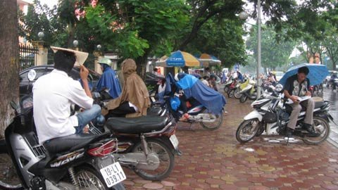 Cậu ấm cô chiêu đi thi để “đốt” tiền cha mẹ
