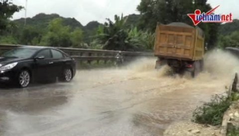 Hình ảnh Quốc lộ 1A 'kinh dị' hơn đường làng