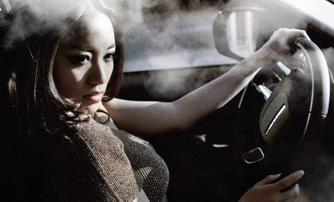 Người đẹp khoe thân hình nóng bỏng bên siêu xe