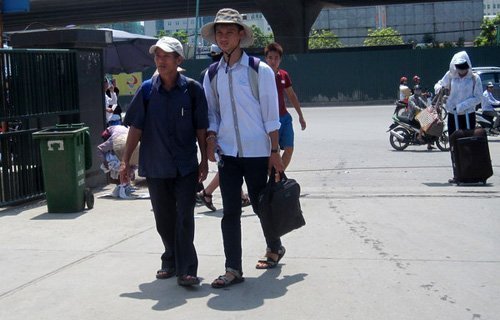 Sĩ tử 'vật vã' về quê sau kỳ thi ĐH