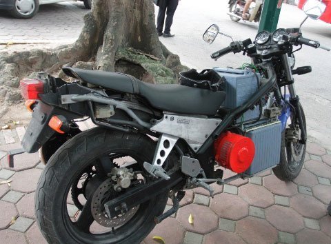 Xe mô tô điện hàng độc dạo phố Hà Nội