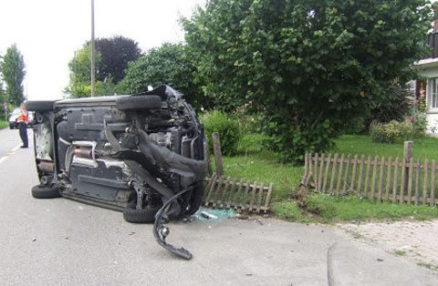 Em bé trong bụng mẹ đạp…lật xe ô tô