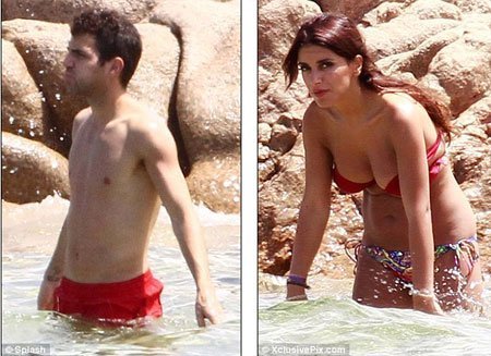 Bồ Fabregas khoe vòng một trĩu nặng