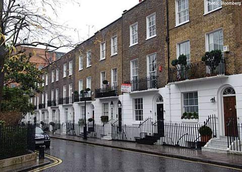 Tài chính suy yếu, chủ ngân hàng nhường nhà cho du học sinh