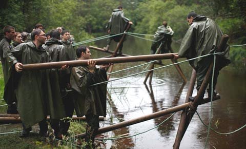 Chủ ngân hàng học bài trong bùn đất