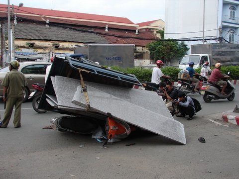 Tai nạn hy hữu trên đường phố Sài Gòn