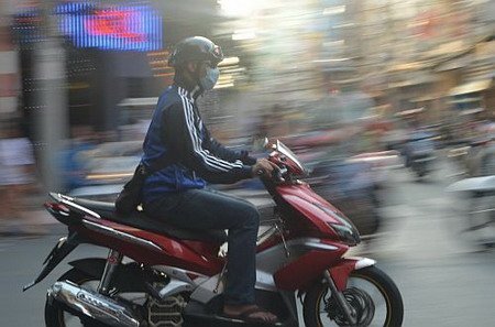 Ông Tây vật vã học cách lái xe máy rẽ trái ở VN