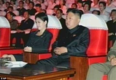 Tiết lộ thân thế người phụ nữ bên cạnh Kim Jong Un