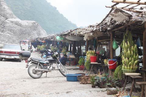 Qua chợ cua đá thi hút thuốc lào