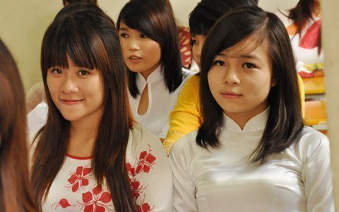 Nữ sinh thướt tha áo dài thi năng khiếu