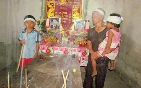 Quặn thắt cảnh 2 đứa trẻ côi cút bên di ảnh bố mẹ