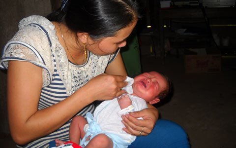 Nửa đêm phát hiện trẻ sơ sinh bị bỏ rơi