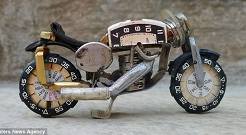 Độc đáo xe máy lắp ghép từ …đồng hồ