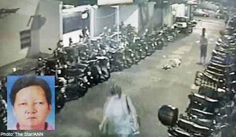 Hàng chục người thờ ơ trước bà lão gặp nạn