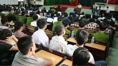 Ông Nguyễn Bá Thanh nói chuyện với thiếu niên chậm tiến