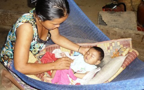 Tiếng khóc khát sữa của đứa bé 12 ngày tuổi bị bỏ rơi