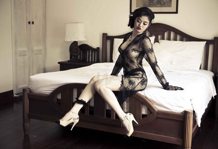 Lộ ảnh 'nóng' của tân Hoa hậu Julia Hồ