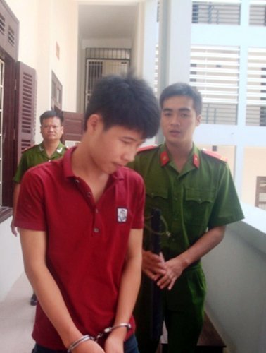 Mua kẹo rồi dụ bé gái làm chuyện vợ chồng