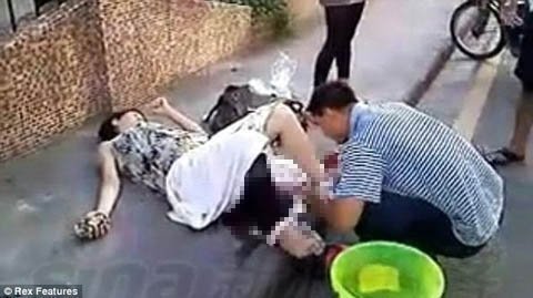 Đỡ đẻ cho vợ ngay trên vỉa hè