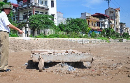Vụ bé trai rơi xuống hố ga: Dân phẫn nộ