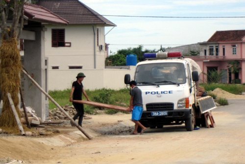 Ngày nghỉ, tranh thủ xe CSGT… để chở gỗ