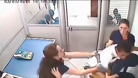 Tên cướp bị các nữ nhân viên đánh tơi tả