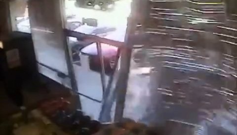 Lái xe ô tô lao thẳng vào cửa hàng