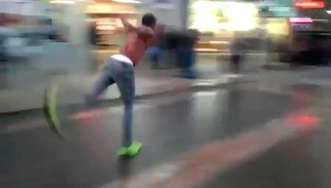 Biểu diễn bước đi kiểu Moonwalk hơn Michael Jackson