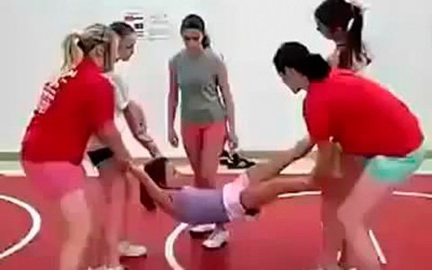 Các nữ sinh chơi trò nhảy dây dại dột