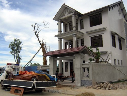 Sẽ xử lý nghiêm vụ dùng xe CSGT chở gỗ