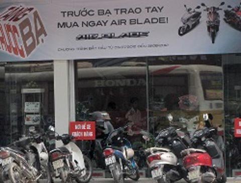 Đại lý chạy đua bán xe máy trả góp