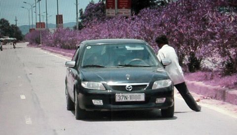 Clip: Cảnh người phụ nữ chặn ô tô lấy tiền