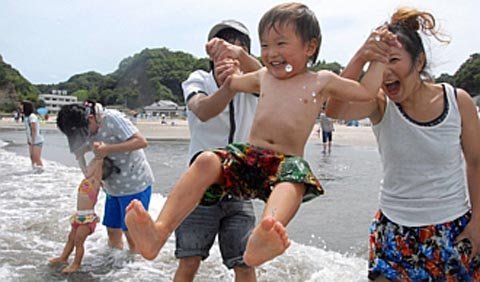 Bãi biển đầu tiên ở Fukushima hoạt động trở lại