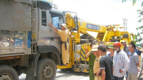 Cố thủ trong ôtô, thi gan với CSGT giữa nắng
