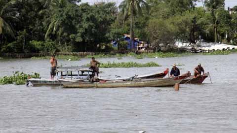 Ghe chở 150 tấn xi măng chìm trên sông