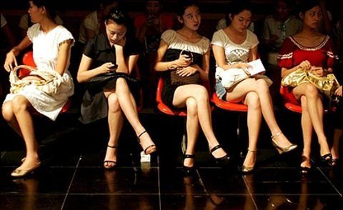 Áp lực khủng khiếp của những cô gái lỡ thì