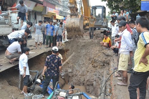 Hà Nội: Vỡ đường ống, 40 ngàn hộ dân 'khát'