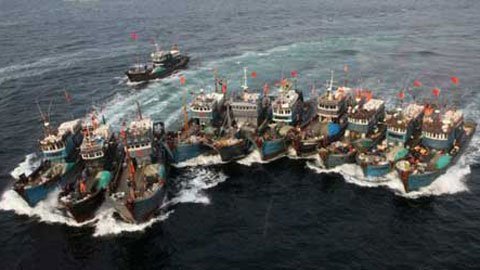 Thế giới 24h: Tàu cá TQ tay lưới tay súng?