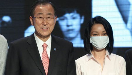 Châu Tấn đeo khẩu trang đi họp báo