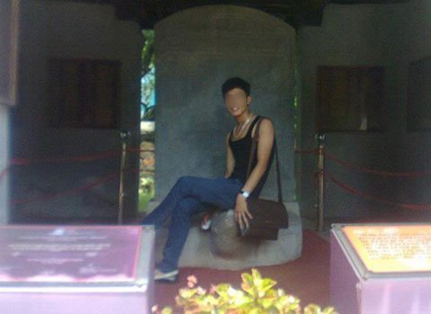 Cộng đồng mạng đòi 'xử' nam sinh ngồi đầu rùa