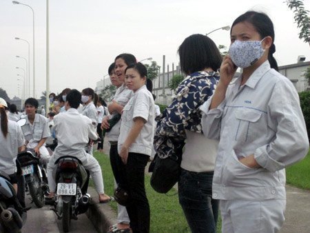 Phận nữ công nhân gian nan kiếm một tấm chồng